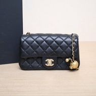 CHANEL CF口蓋包新款硬底大Mini20黑色羊皮晶片開金扣金球調節扣肩帶肩背包