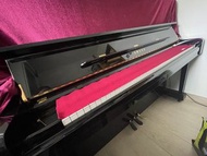 YAMAHA YU121DS 直立式鋼琴(包含凳、琴鍵絨布及棗紅色鋼琴絨布）