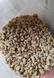 kacang Mede utuh mentah