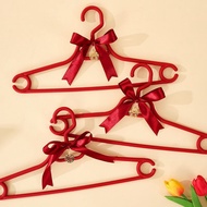 新品现货结婚喜字衣架中式婚礼新郎新娘秀禾服衣撑红色复古中国风衣挂Wedding Happy Character Clothes Hanger Chinese Style Wedding Bride a