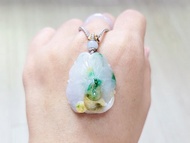 【純翠】天然翡翠 冰牛奶地黃加綠魚巧色荷葉魚天花板調整式繩鏈