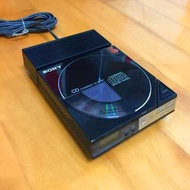 Sony - 第一部Discman D-50 (此機1985年7月製造) 連原裝「恐龍探險車」式變壓器AC-P50。功能正常，只能播放部分CD。有正常使用痕跡(介意者勿投)