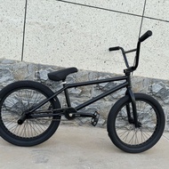 黑色 BMX 單車