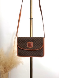 【 日本直送 名牌中古包 】CELINE  સੈલીન 馬車圖案 側背包 棕色 壓印標誌 PVC/皮革 vintage 復古 ix2eki