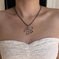 Simple Y2K Flower Pendant Necklace Designed by AURA Y2K Necklace