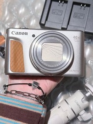Canon SX740 HS 銀色數碼相機 佳能sx740hs銀色相機 99新 電池充電器 原盒 手柄 講明書 內存卡配件都喺 港行機 無拆修 無磕碰 參加演唱會用過一次後就一直閑置