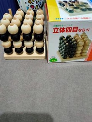 日本三次元空間的立體四目益智遊戲，原木材質，讓您跟孩子一起享受快樂的時光，缺一個原木色的球，請見照片第二張，所以就便宜優惠囉！請參考照片最後一張日本樂天購物售價日幣$2970
