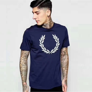 FRED PERRY เสื้อยืด Fred Perry Summer Man คอกลมสีทึบแขนสั้น FP เย็บปักถักร้อยผอมเพรียวพิมพ์ด้านล่างเ