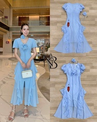 เดรสสีฟ้า ผ้าซีฟองตัวเสื้อคอวี ช่วงอกแต่งดอกไม้ เข้ารูปช่วงกระโปรงแต่งระบายย้วย2ข้าง Tage::Nabi Bran