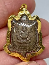 เหรียญพญาเต่าเรือน หลวงปู่หลิววัดไร่แตงทอง รุ่นเฮงแสนเฮงปี38 เนื้อทองแดงเลี่ยมทองแท้ รับประกันพระแท้ทองแท้