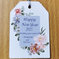 ป้ายTag ป้ายHappy new year 2025 ขนาด4x6cm พร้อมเชือก สำหรับแขวนสินค้าของขวัญของที่ระลึก ในวันปีใหม่