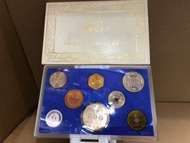 （世界錢幣 紀念貨幣系列）大藏省 造幣局 日本銀行 1985 年（內閣制度百年紀念章）昭和60年 造幣局紀念 法定有面值貨幣 紀念銀幣套裝 日本大藏省 原裝特製紀念膠盒（原封未開）加上外套保存 全套銀