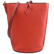 LOEWE Gate Bucket Bag 經典徽章LOGO斜背長水桶包.正紅