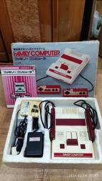 （方型按鈕）1983年日本製任天堂原裝紅白機主機，2手有盒有書，(可玩瑪莉歐、惡魔城等)只有RF端子有盒有書（序號不同）