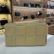 BV葆蝶家 八宫格燕麦色斜挎包 经典八宫格编织设计 油蜡皮材质 可斜挎可腰包