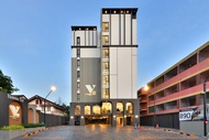 V32 โฮเทล (V32 Hotel)