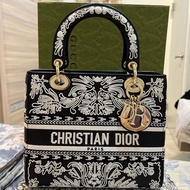 Dior Lady Dior中型刺繡牛皮款