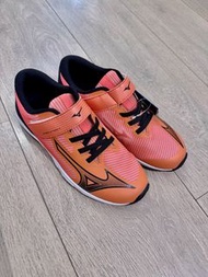 *new* MIZUNO kids sport shoes (size 22)