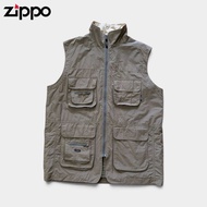 เสื้อกั๊กมือสอง Zippo สีเขียวทหาร-อมเทา กระเป๋าด้านในและนอก อก 46 ยาว 29.5 สภาพดี ไม่มีตำหนิ