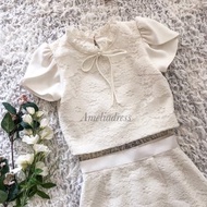 Estrellal Set白蕾絲露臍上衣和 A 字裙。蕾絲露臍上衣短裙套裝。