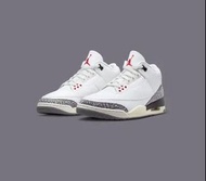 Air Jordan 3 復古 OG 白水泥「重新構想」運動鞋特徵： 風格。採用白色皮革鞋面、灰黃色中底和後跟標籤，賦予運動鞋復古設計風格。 配色。頂峰白/火紅/黑/水泥灰 尺寸：US9