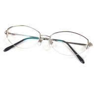 สภาพดีเยี่ยม: แว่นครึ่งกรอบ Chopard รุ่น K14WG 20P ประดับเพชรพร้อมโลโก้ สีเงินและดำ ทรง 54□16 มุม 13
