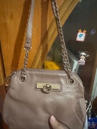 清新宜人 DKNY 春夏系列 鏈條包可斜背 23*16高 $400運35