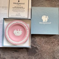 金銀寶貝 英國製經典瓷器 WEDGWOOD 粉紅白澳洲伯斯盤子