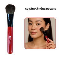 Cọ DUcare Tán Má Hồng – Cán Đỏ Đẹp Mắt Tán Phấn Mịn Màng