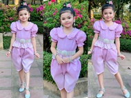 ชุดไทยเด็ก ชุดไทยเด็กผู้หญิง ชุดไทยเด็กสีชมพู ชุดไทยโจงกระเบน เสื้อคอบัวซิปซ้อน ผ้าไหมเทียม โจงกระเบนสำเร็จรูปผ้าลายไทย