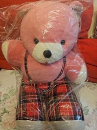 粉紅色Teddy Bear，穿吊帶格仔褲，70年代遊澳洲時手信，長期放袋，約高30吋