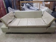 【尚典中古家具】米白兩人座半牛皮沙發床（無靠背墊）中古-二手-沙發-半牛皮沙發-兩人座沙發-沙發床