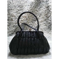 Black Kiss Lock Clasp Hand Bag