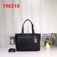 เข้าตามหลัก✎□ TUMI Tui 196310 VOYAGEUR Series กระเป๋าถือกระเป๋าโท้ทแฟชั่นผ้าชุดโดดร่มที่มีน้ำหนักเบาเป็นพิเศษ