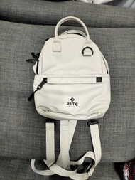 台灣品牌RITE時尚兼實用的小後背包/隱形拉設計，安全可靠，請參考商品照最後一張官網model 實背照以及市場售價參考照片$790#24春古著
