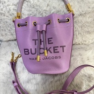 MARC JACOBS 字母壓花荔紋牛皮繩索提柄兩用水桶包（粉紫）