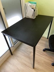 Ikea黑色木紋桌子