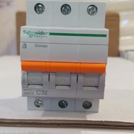 MCB 32A 3P Domae Schneider