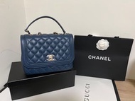 26開Chanel藍色羊皮淡金釦部分膠膜未撕鏈條包 配件：保卡防塵套