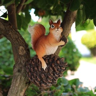 Cute Garden Simulation Squirrel Statue Figurines Tree Pendant Creative Animal Ornaments Pine Cone Yard Decoration Resin Crafts Outdoor