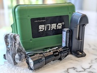 UltraFire手電筒連單車架+鋰電池+充電器禮盒套裝 WF-501A LED Flashlight w/Bicycle Mount, CR123A Lithium Battery and Charger Gift Set