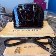 路易威登/Louis Vuitton Alma車釐子色漆皮貝殼BB手提斜挎包 保存品未使用