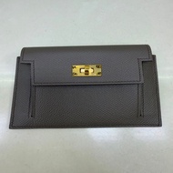 這是一款 Hermès 的 Kelly Pocket Compact 錢包