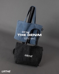 URTHE - กระเป๋าถือ ผ้ายีนส์ สกรีนโลโก้ 3D รุ่น THE DENIM TOTE BAG