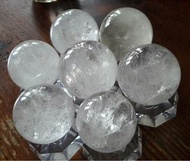 天然白水晶球七星陣共1.72公斤，晶體乾淨閃亮帶七彩彩光