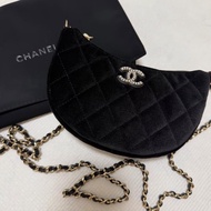 【Jennie同款❤️✨全網最低價】Chanel/香奈兒 黑金菱格紋水鑽雙c絲絨鏈條包月牙包