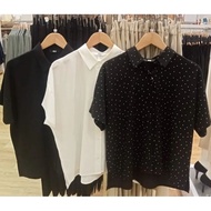 KEMEJA Uniqlo black polka dot short sleeve rayon blouse shirt size M