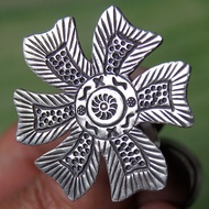 Silver Karen Mountains are unique. six pointed beauty as a valuable souvenir. ring flower  pattern p