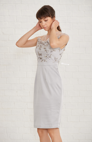 Elena Dress - เดรสลูกไม้แต่งสายคาดระบายเอว สายคาดถอดออกได้สีเทาเงิน