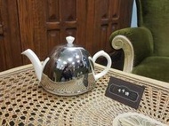 【卡卡頌 歐洲跳蚤市場/歐洲古董】已售．歐洲老件_英國 金屬銀罩 白瓷茶壺 瓷壺 p0921